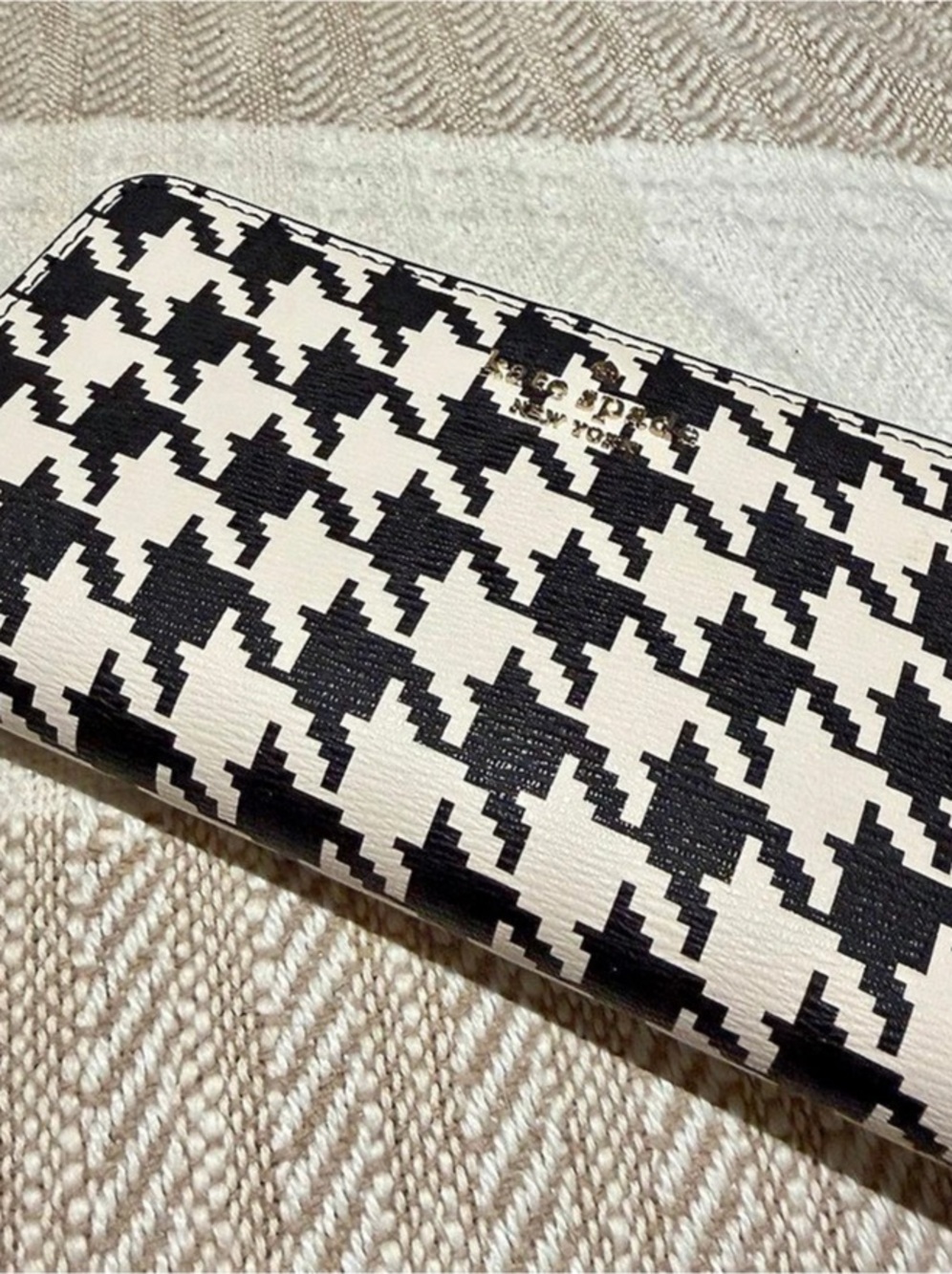 kate spade new york Black & White Zip Wallet